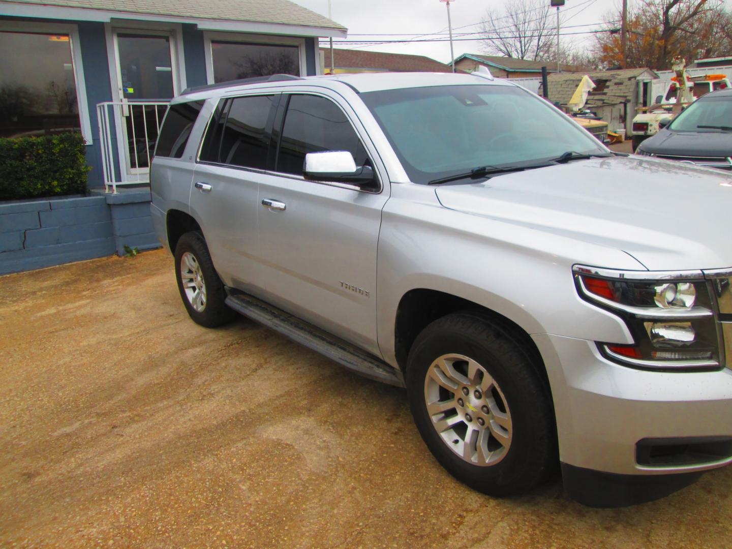 2015 SILVER /BLACK Chevrolet Tahoe (1GNSCBKC4FR) , located at 1815 NE 28th St., Fort Worth, TX, 76106, (817) 625-6251, 32.795582, -97.333069 - Photo#2